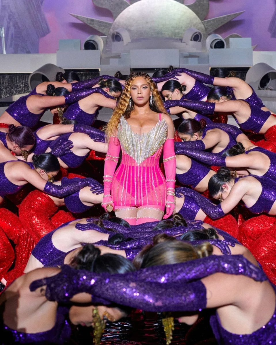 beyhivecombr's tweet image. BEYONCÉ.