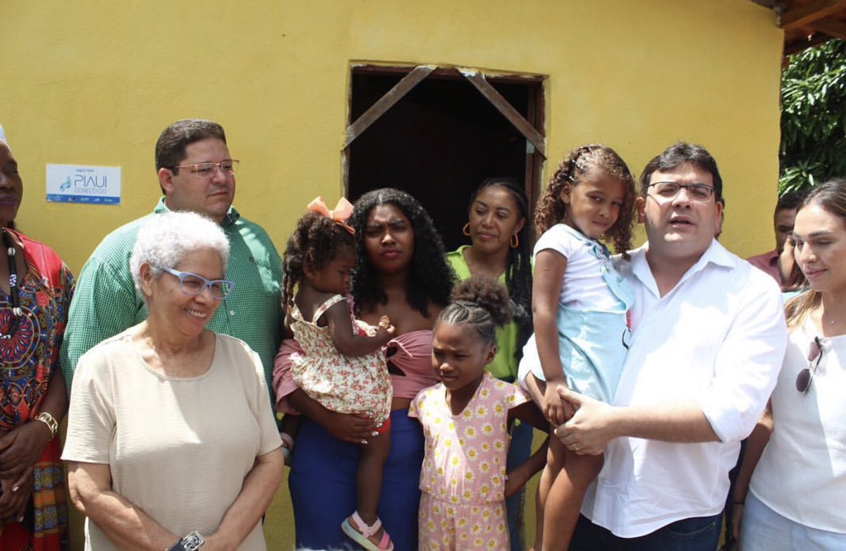 Leonard06565997's tweet photo. Alegria em está acompanhando nosso Governador Rafael Fonteles e a ex Governadora Regina Sousa na entrega de unidade e melhorias habitacionais na Comunidade Quilombola Mimbó - Amarante Piauí, através do Programa de Melhoria Habitacional do Governo do Estado. https://t.co/8rVfsNuiTl