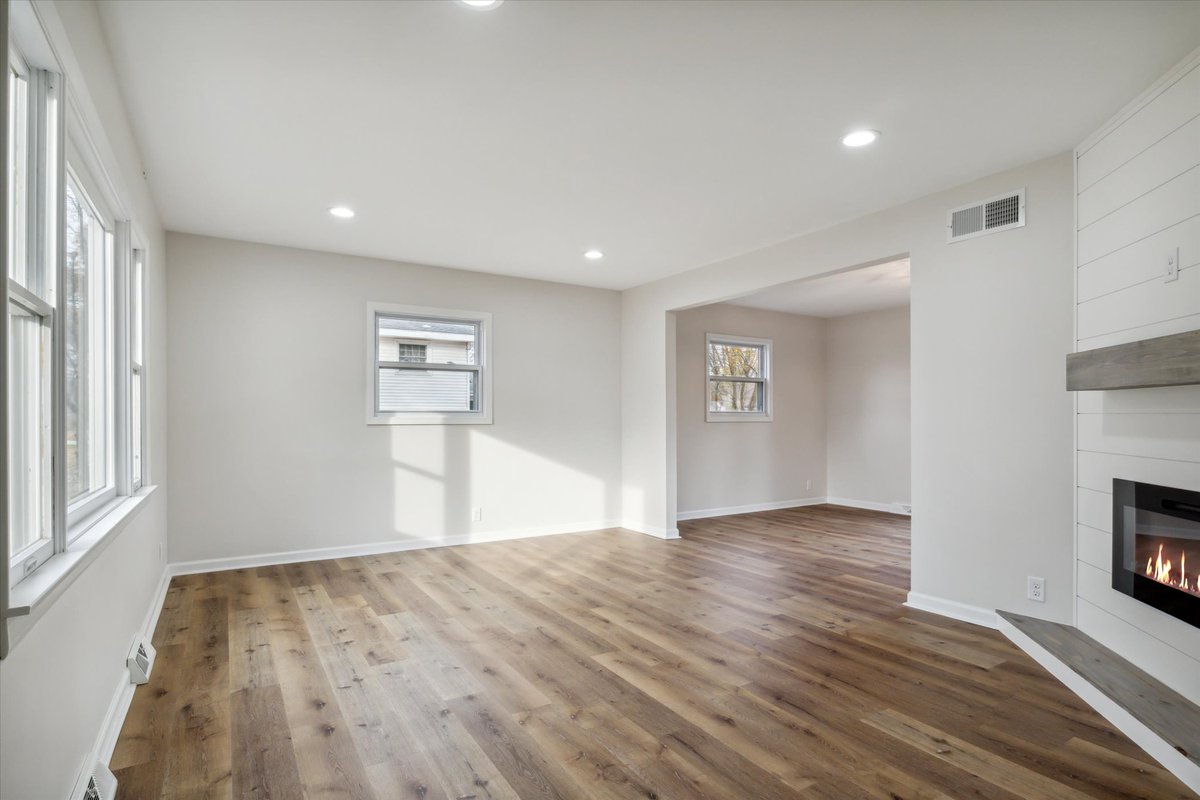 timburkey's tweet image. NEW PRICE | 55154 Caldwell Drive, Osceola
Offered at $324,900 | 4 Beds | 2½ Baths | 2,060 ft²

Check out this stunning two-story home in award-winning PHM schools.

More information: burkeyrealestate.com/homes-for-sale…