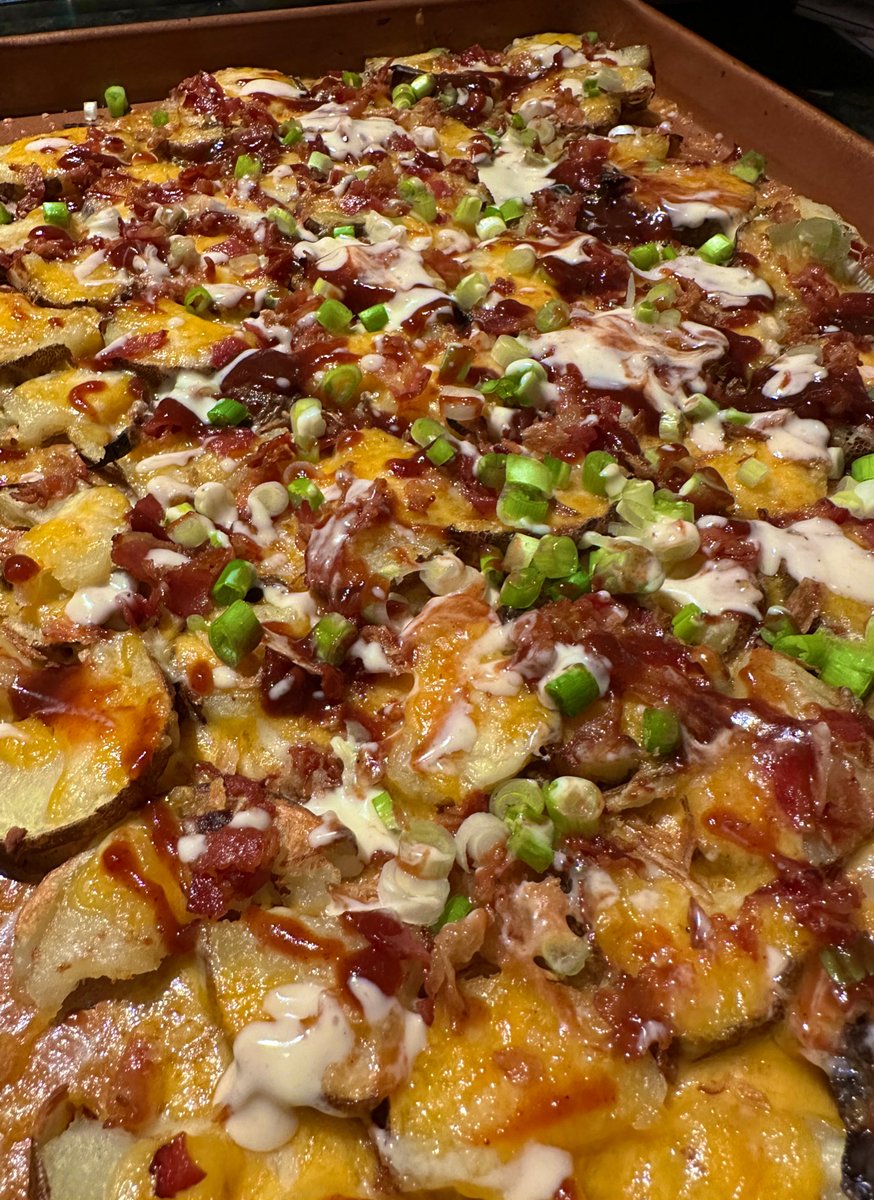 Tonight’s <a href="/DinnerlyUS/">dinnerly</a> adventure. Potato skin nachos. 🤤 💪