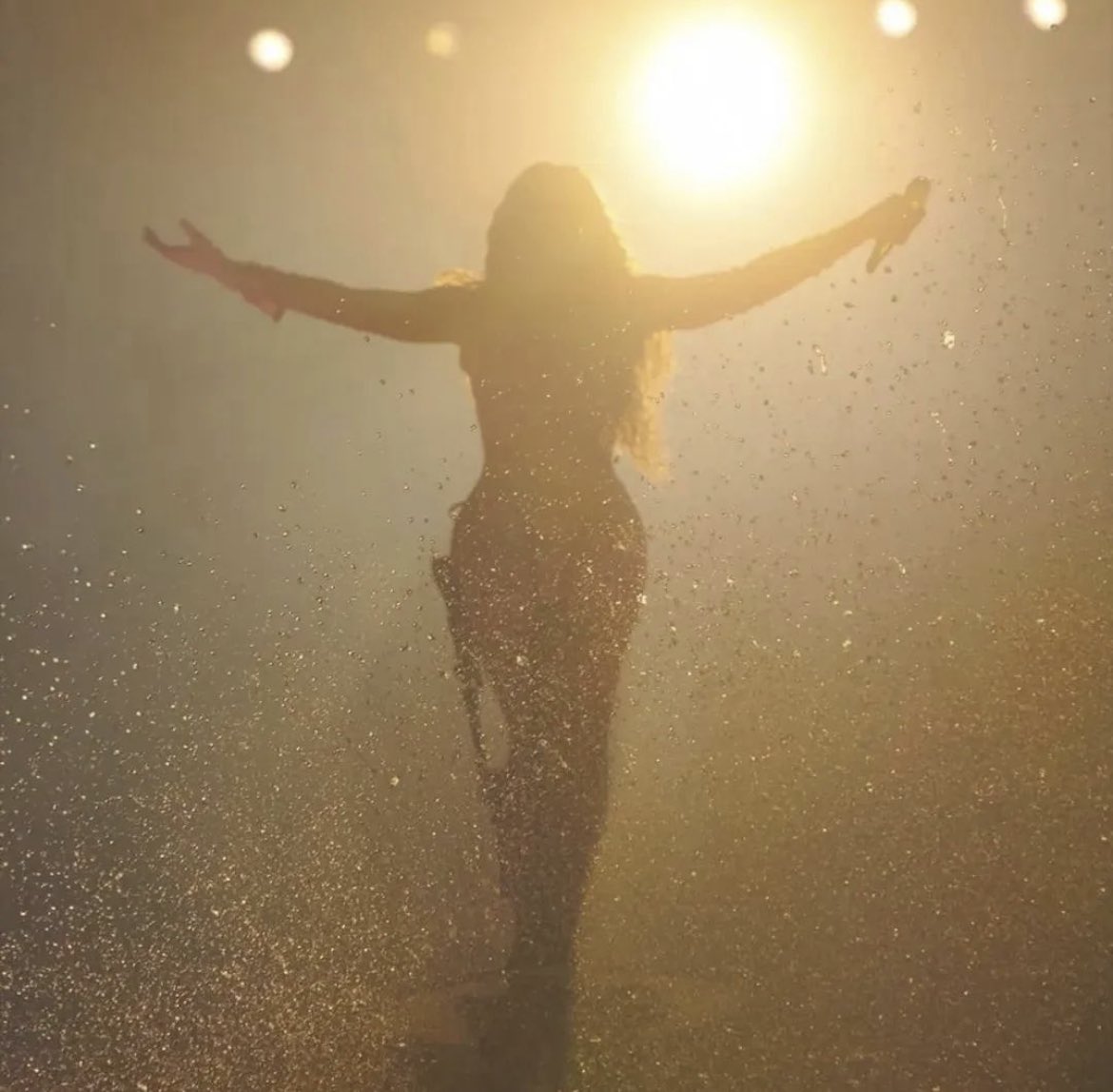 king_ali_kyrow's tweet photo. #Beysus is back #BeyHive wake up 🐝 https://t.co/2GuvR1utz0
