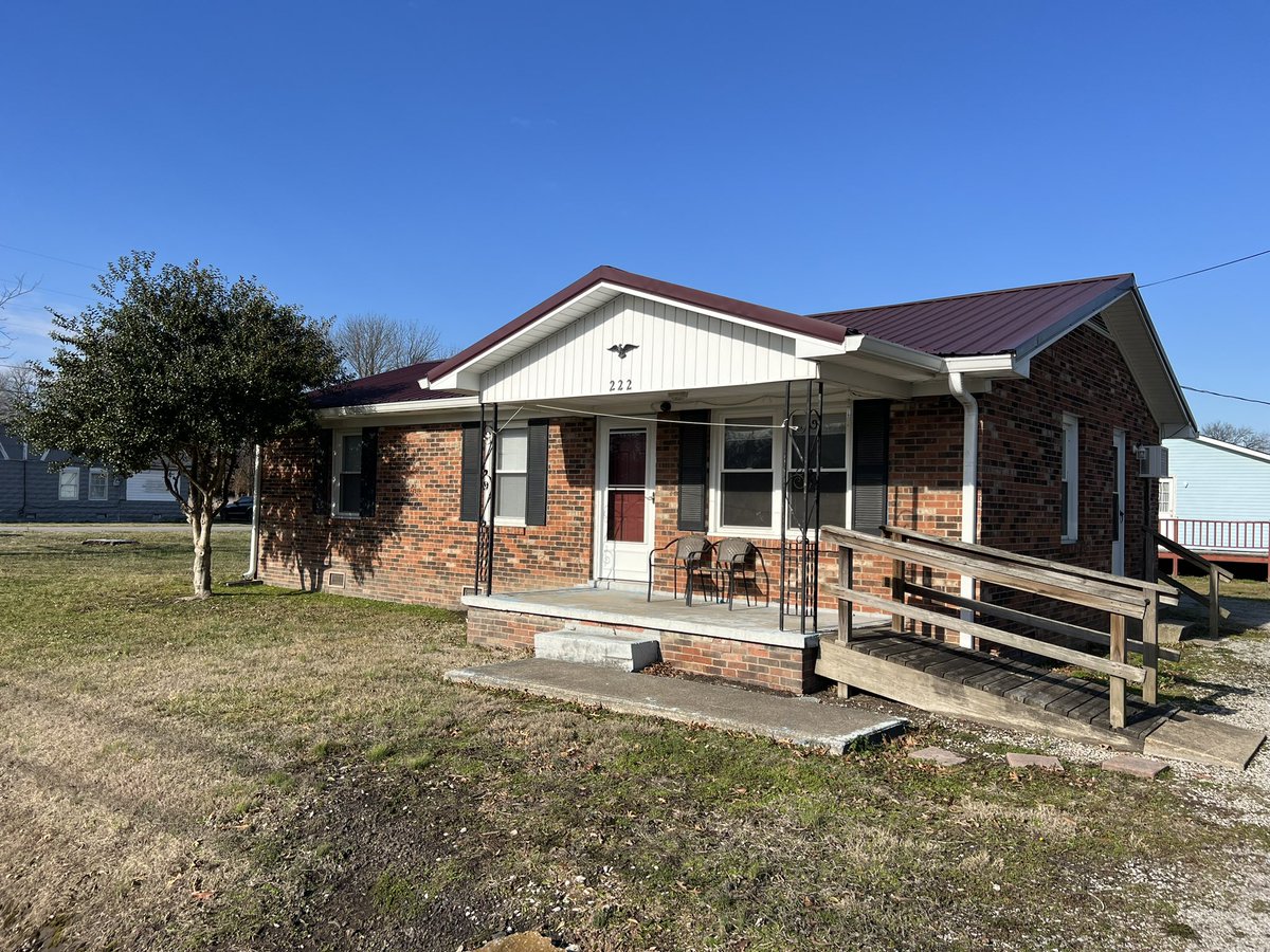 TjharrisRE's tweet photo. This is what buying deals at 50 cents on the dollar looks like. 

Here’s how I made $10,000 net tax free without selling this house and net $3,000 a year in cashflow, without having a single dollar of my money tied up!
Check it out⬇️⬇️⬇️ https://t.co/5opvGLM0Am