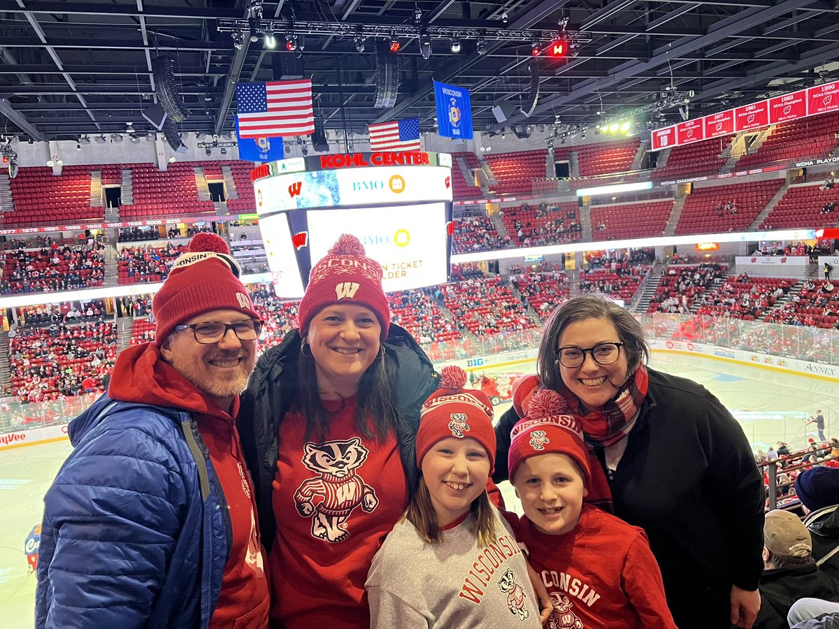 MamaMotl's tweet photo. #OnWisconsin Go Badgers! 🦡🏒 https://t.co/Cd3H42lb8Q
