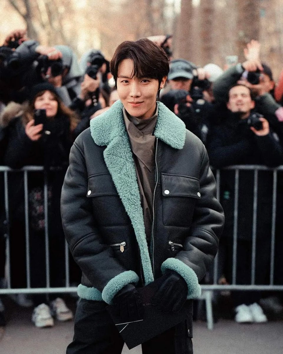 #JHOPE always nails every look! This time he's spotted at the @Hermes_Paris Men's Winter 2023 show💜

#jhopeXHermés #jhopeAtHermésFashionShow #jhopeInParis