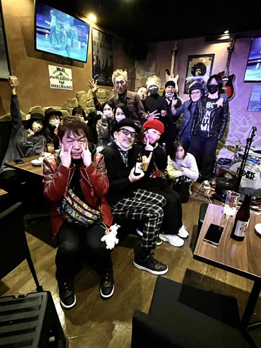 you_soul_d's tweet photo. 昨日は相方の粗相も笑って楽しんでくれた皆様に本当に感謝です🙏音楽を何十年も共にした仲間達と、音楽を愛する皆様と2023年初ライブをする事ができてあまりにも楽しすぎたようです。夫婦喧嘩はしてません事お知らせしますw
#チカシツニヒカリアレ
#Bar地下室
#youhide41
#soul_d https://t.co/78RWPN4Wys