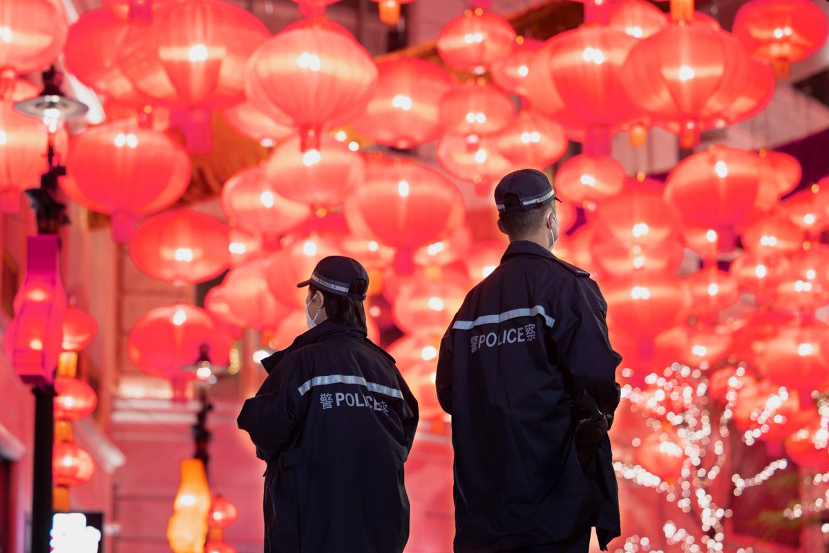 hkpoliceforce's tweet image. #HKPFootprint🚓|Traversing a sea of scarlet lanterns🏮+festive neon lights✨in celebration of the #ChineseNewYear in📍#WanChai—❤️of the city,we’ve embarked on the #YearOfTheRabbit🐇on an optimistic note🌸.May your year ahead be vibrant🐰+blessed🧧,w/ us👮🏻‍♂️👮🏻‍♀️safeguarding🇭🇰as always