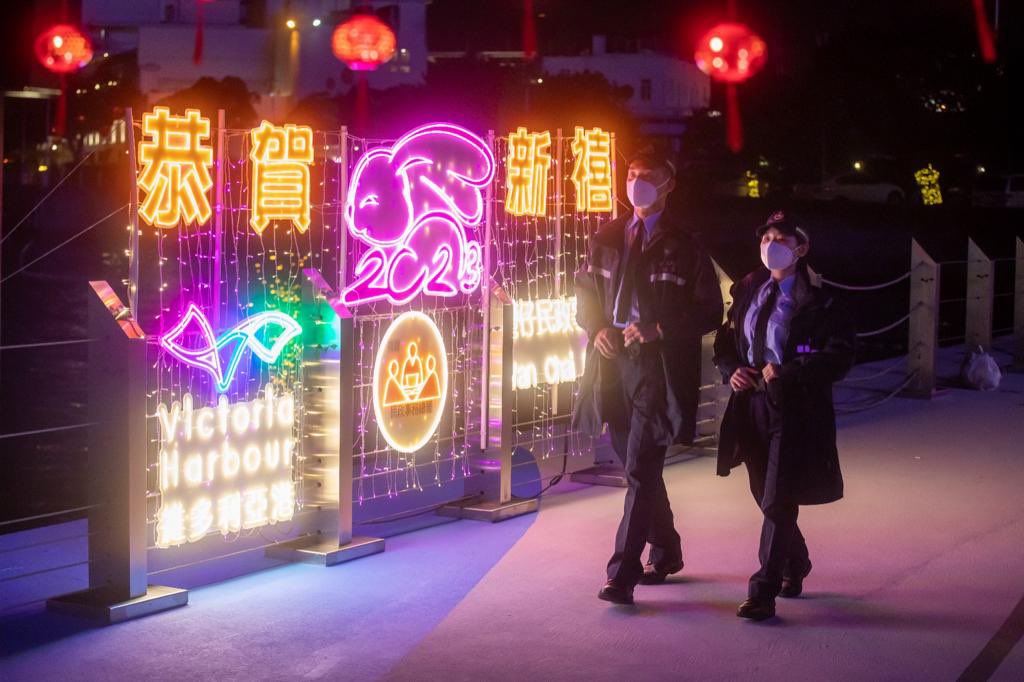 hkpoliceforce's tweet image. #HKPFootprint🚓|Traversing a sea of scarlet lanterns🏮+festive neon lights✨in celebration of the #ChineseNewYear in📍#WanChai—❤️of the city,we’ve embarked on the #YearOfTheRabbit🐇on an optimistic note🌸.May your year ahead be vibrant🐰+blessed🧧,w/ us👮🏻‍♂️👮🏻‍♀️safeguarding🇭🇰as always