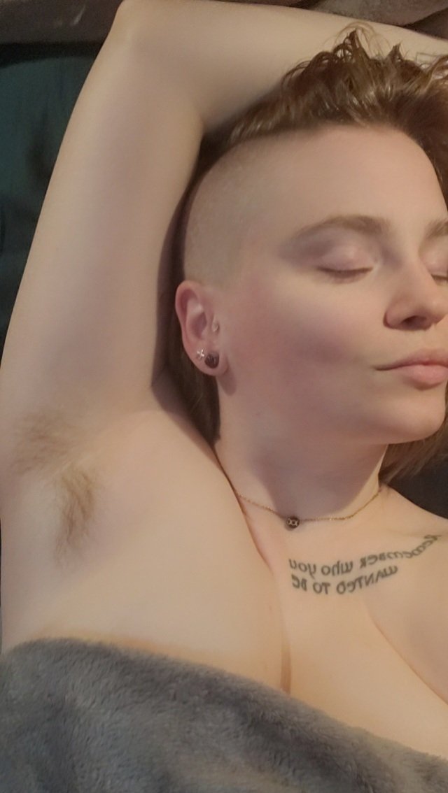 Nic_kay20's tweet image. #hairyarmpit #shavedheadgirl #sidecut #onlyfansgirl #hairypits