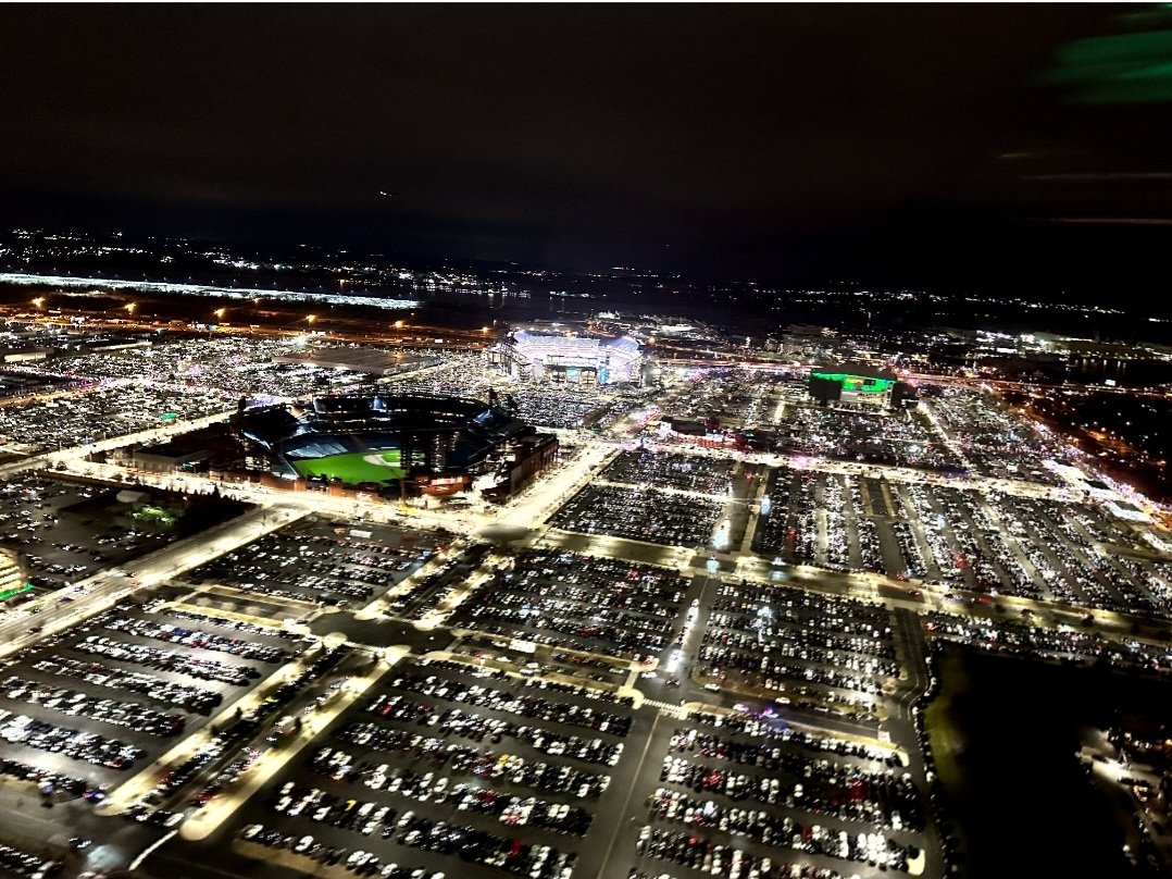 PPDAviation's tweet photo. Busy night in South Philly. @Eagles @Giants @LFFStadium @NFL #FlyEaglesFly #NYGvsPHI https://t.co/pkjewW4Cuv