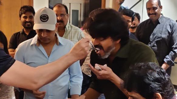 Otfcmyd's tweet photo. #Varisu : Pongal Winner Celebration 🔥 @actorvijay ♥️

#ThalapathyVijay | #Vamshi | #DilRaju https://t.co/QjT9mpDRBN