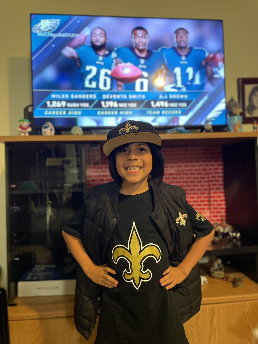 Woozystyle's tweet photo. ¡Dany disfrutando #NFLPlayoffsEnTUDN ! https://t.co/OsVPmA9f1o