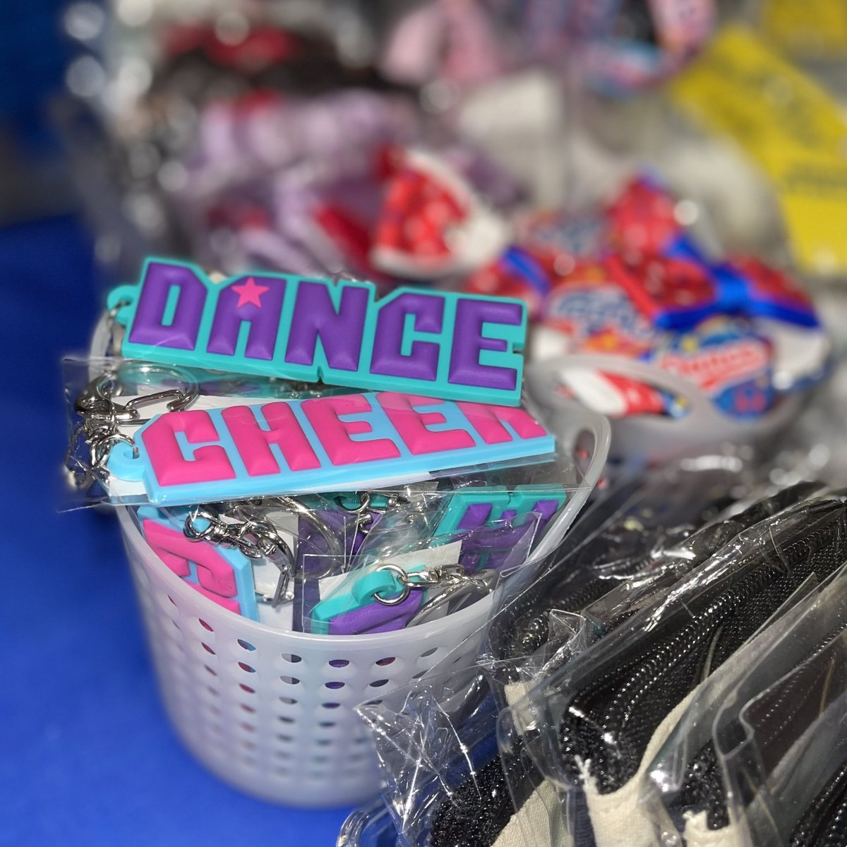 55cheer's tweet photo. ☁️CHEER / DANCE ソフトキーホルダー☁️
売れてるよ〜!
CHEERロゴは残り数点🏃🏻♀️💨❣️
#55cheer #チア #ダンス
#usaリージョナルス2023
#usaオフィシャルショップ
#エディオンアリーナ大阪 https://t.co/h2GQODhdzq