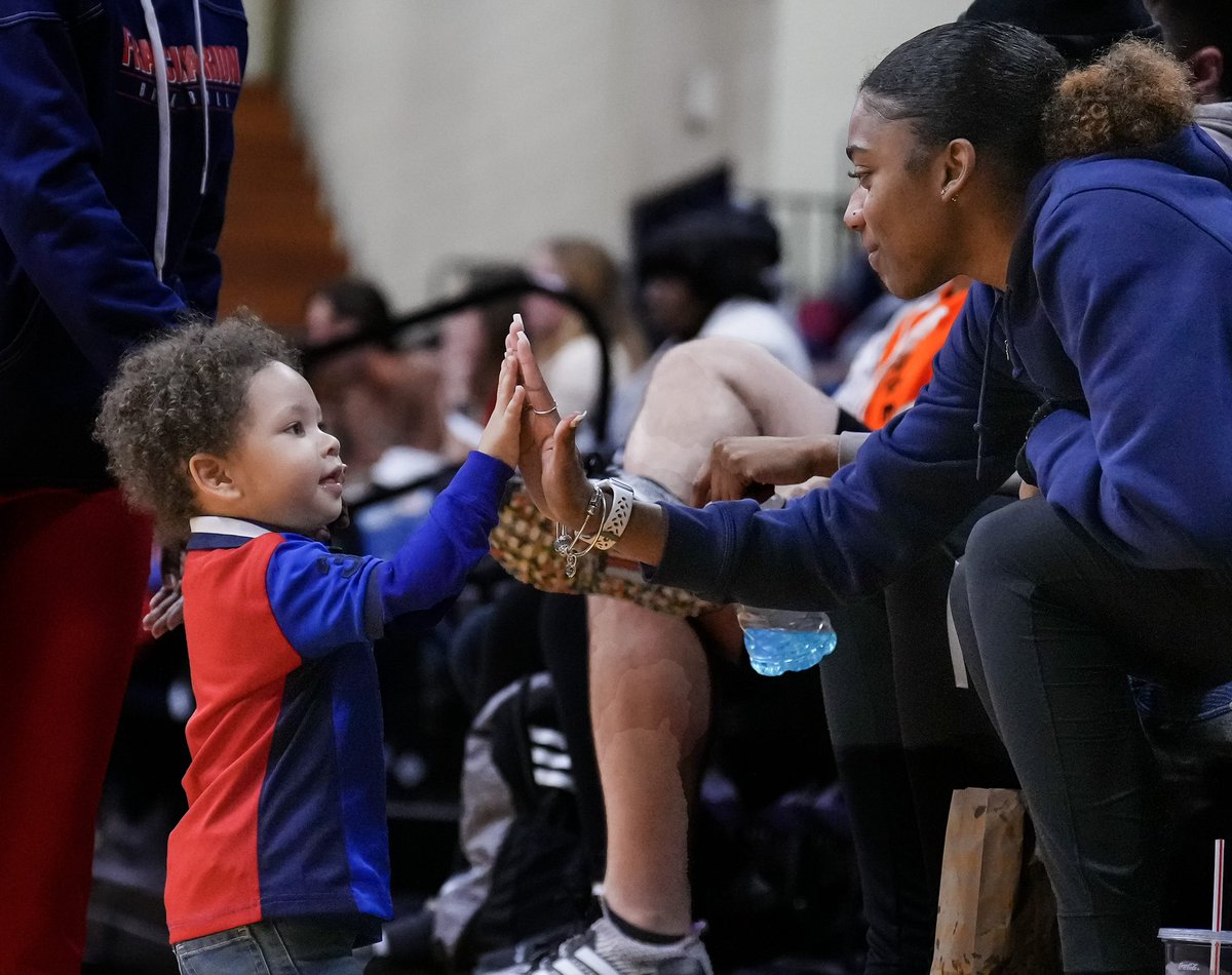 WalkerJohnette's tweet image. High fives all around 👋🏾When you hit four 3-pointers and end the game with 16 points you get a high five. #shooter @_jadaRichards4                     #swampem | #gopatsgo