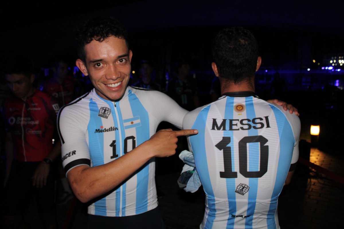team_medellin's tweet photo. Presentación de equipos en @vueltasanjuanok con homenaje incluido a Argentina y a Messi. 

“Qué mirás, bobo” 😂 https://t.co/EGWcqrqSBL