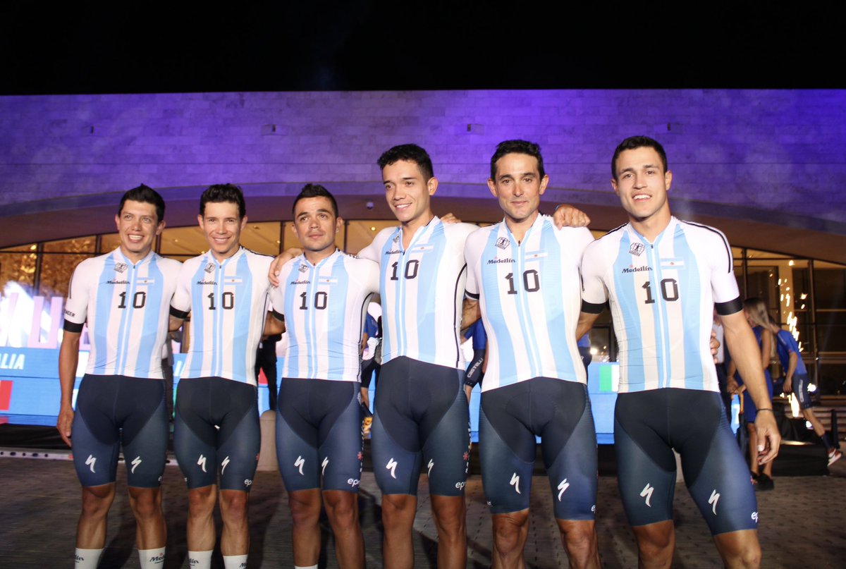 team_medellin's tweet photo. Presentación de equipos en @vueltasanjuanok con homenaje incluido a Argentina y a Messi. 

“Qué mirás, bobo” 😂 https://t.co/EGWcqrqSBL