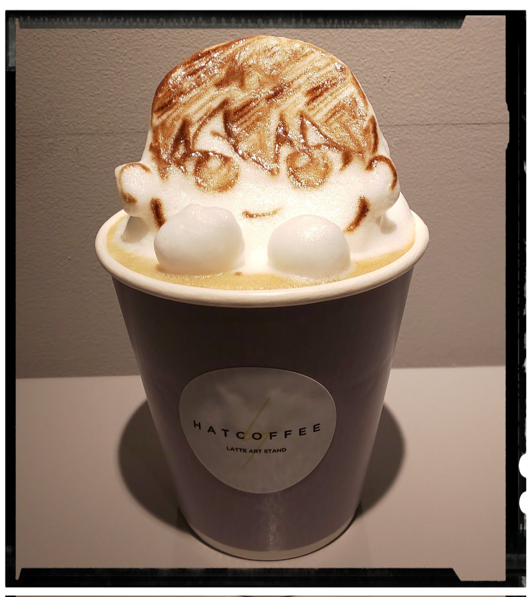 tan3_sui's tweet image. HATCOFFEE LATTEART STANDで3Dラテアートを作って頂きました☕️ぷるぷる揺れるモチダヨーもお兄さんのネイルも可愛いね😊もったいなくてなかなか飲めなかったけどとても美味しかったです。カフェも気になるので今度は2Dで影落とし剣持を作ってもらうかなw
#hatcoffeestand
#hatstand
#ハットコーヒー