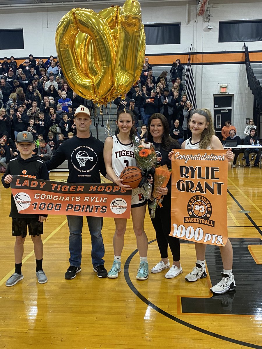 HHSTIGERS's tweet image. Lady Tigers defeat a tough Ridgefield Park squad by 8 behind 14pts from Senior Rylie Grant who also became the 5th girl in HHS history to score 1000 points! #TigerProud