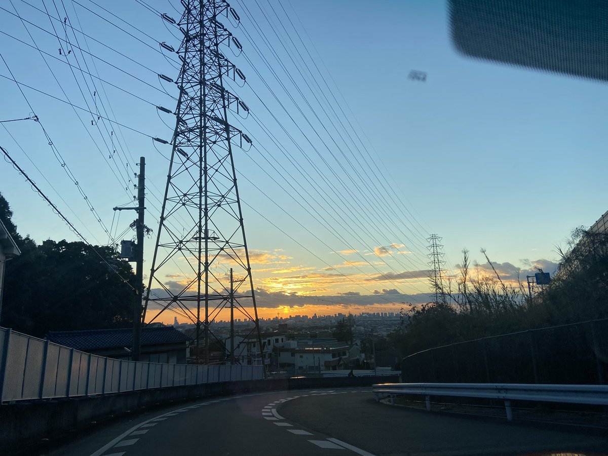Crystalauraart's tweet photo. 帰り道、高速から見る夕陽が
綺麗すぎる！ https://t.co/LePGYNJdNa