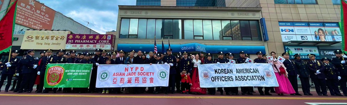 NYPDCeremonial's tweet photo. We celebrated the Lunar New Year Parade in Flushing Queens, NY, today with the #NYPDBand as we marched along 37th street to welcome in the year of the Rabbit.
Happy New Years to everyone who celebrates!
@NYPDnews
@NYPDAJS
@NYSCAsianJade
#KAOA https://t.co/nBtSKBmN2a