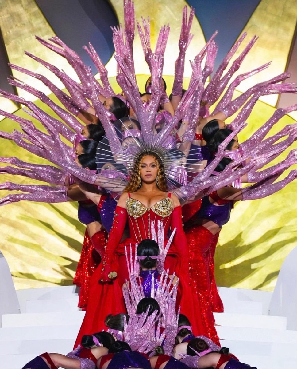 Beyonce lebanese era 🇱🇧 worked with lebanese designer nicolas jebran, hired lebanese group #mayyas to dance with her, played a #fairuz song during the set! #Beyonce #Dubai