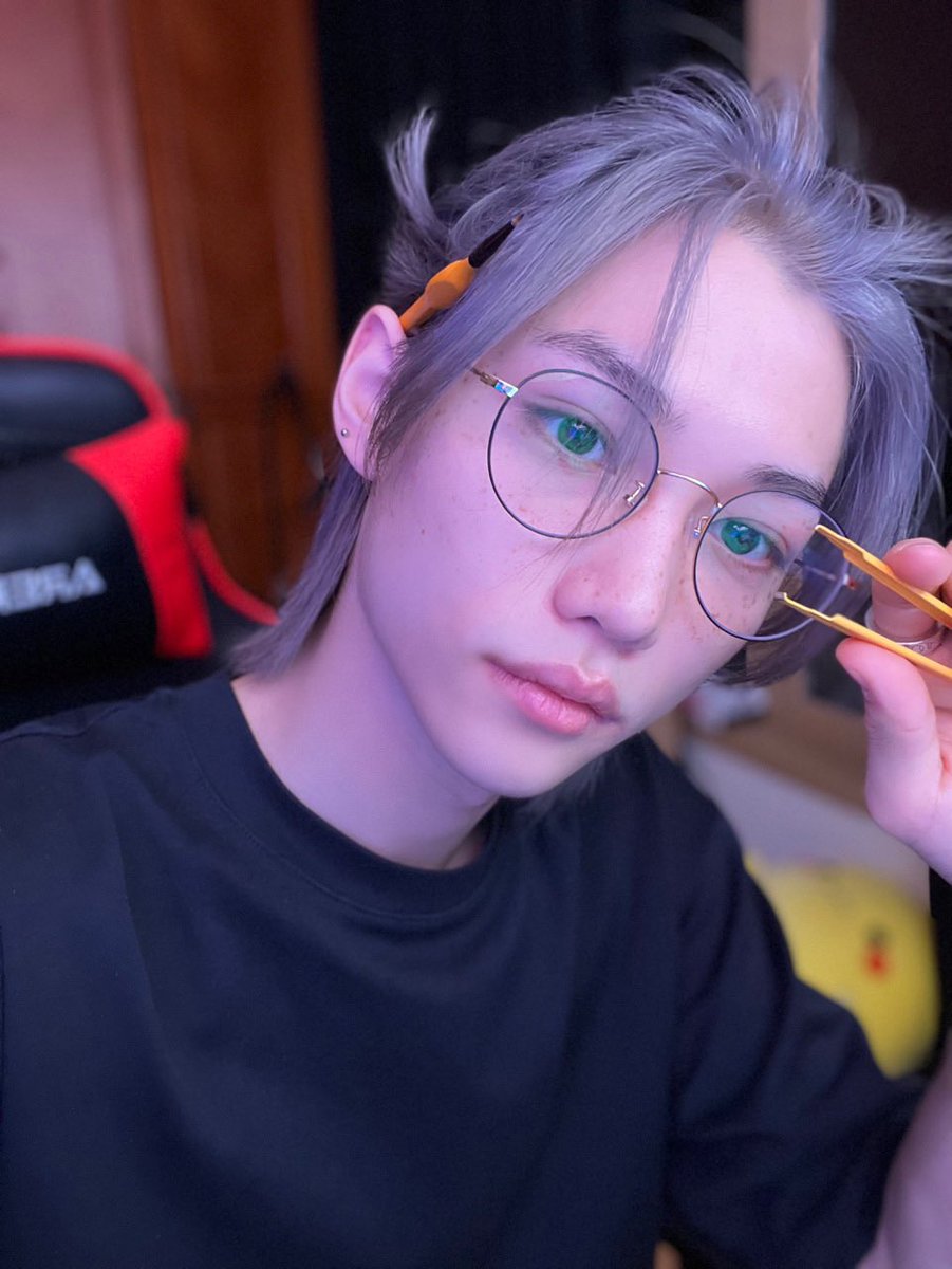bbockdj's tweet photo. felix lubing switches 😍😍😍😍 i love when he just does whatever on his computer istg he's so hot for that https://t.co/gFq01wiMiX