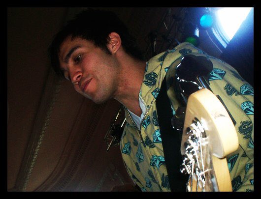 xprettyinpunk's tweet photo. pete wentz / chicago, illinois. 15 may, 2006. https://t.co/7XtstOt04B