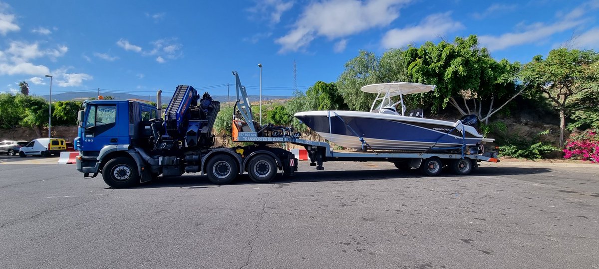 Grusertrans's tweet photo. #transporte de esta #pronautica para su nueva #exposicionnautica en el sur de #Tenerife. #transportesnauticos #transportesdebarcos #remolques #gruas #camiones #trabajoscongrúas #camiongrúa #jib #Grusertrans #Canarias https://t.co/qih7NiTxjx