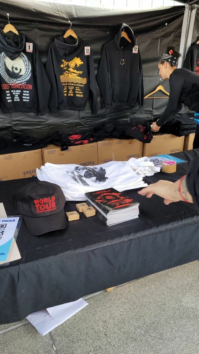 91ANZLIFE's tweet photo. 🌐🧢LOUIS TOMLINSON MERCH GIVEAWAY🧢🌐

- 2 people win this set world tour !!
- must be following
- must rt and like this tweet

Ends on 7th February International! https://t.co/d7F26NLw6k