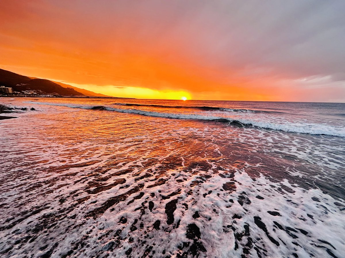 Granaino_lr's tweet photo. Tras 37 días , vuelve a llover ( muy débilmente) por estos lares y nos regala un bello amanecer #LaRabita #Contraviesa #CostaTropical https://t.co/dmq7GGyWdy