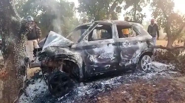 Asian_News_'s tweet image. बिलासपुर में रतनपुर थाना इलाके के पोड़ी पेट्रोल टंकी के पास बड़ा सड़क हादसा हुआ, यहां एक कार पेड़ से टकरा गई  हादसे में कार में आग लग गई। आग लगने से कार में सवार तीन से चार लोगों की जलकर मौत हो गई। @BilaspurDist #Ratanpur #acident #podi