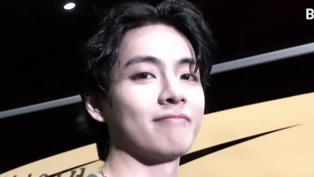DailylofV's tweet photo. Those bread cheeks 🤏🏻 https://t.co/Ol50pbmGb7