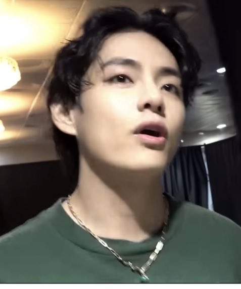 DailylofV's tweet photo. Taehyung the love of my life 🫶🏻 https://t.co/tA6pAFRMSn