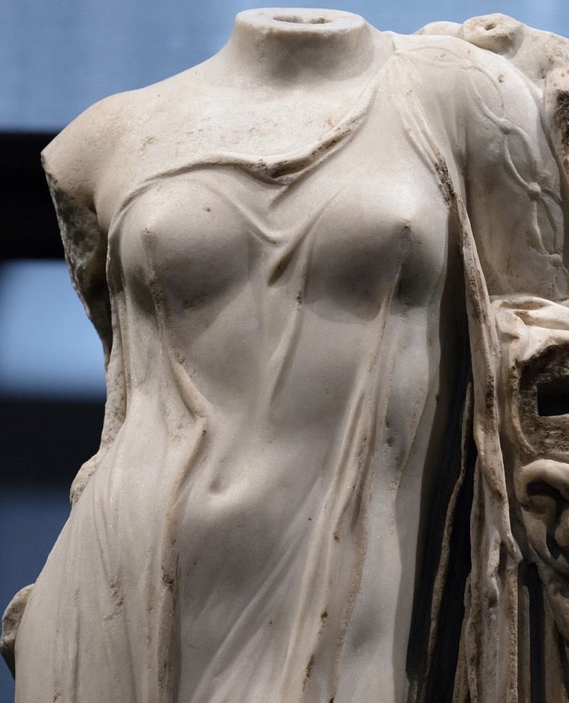 AcademiaAesthe1's tweet photo. Marble statue of Aphrodite with Eros. Greek, 400 BC. 🏛️Wien Museum. (1852-1929) https://t.co/dWPQ3t1RZ3