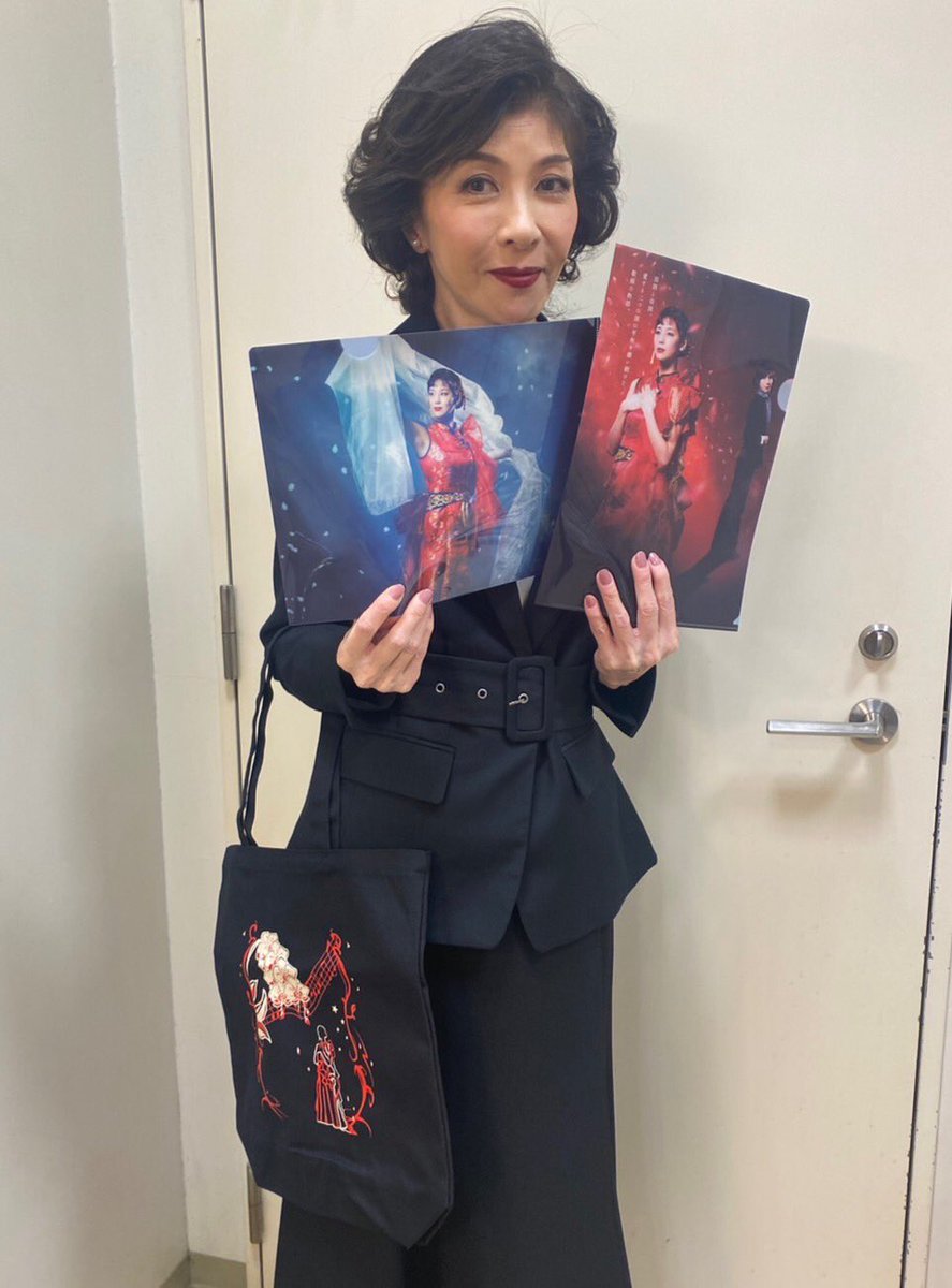 musical_rikoran's tweet photo. いよいよ千秋楽🌹
キャストの皆さんに公演グッズを差し上げました🎁

安寿さん、トートバッグとてもお似合いです✨
クリアファイルも西内さん演じる李香蘭の大変美しいビジュアルなので、是非チェックしてくださいね😆 https://t.co/4tA4AgR9rF