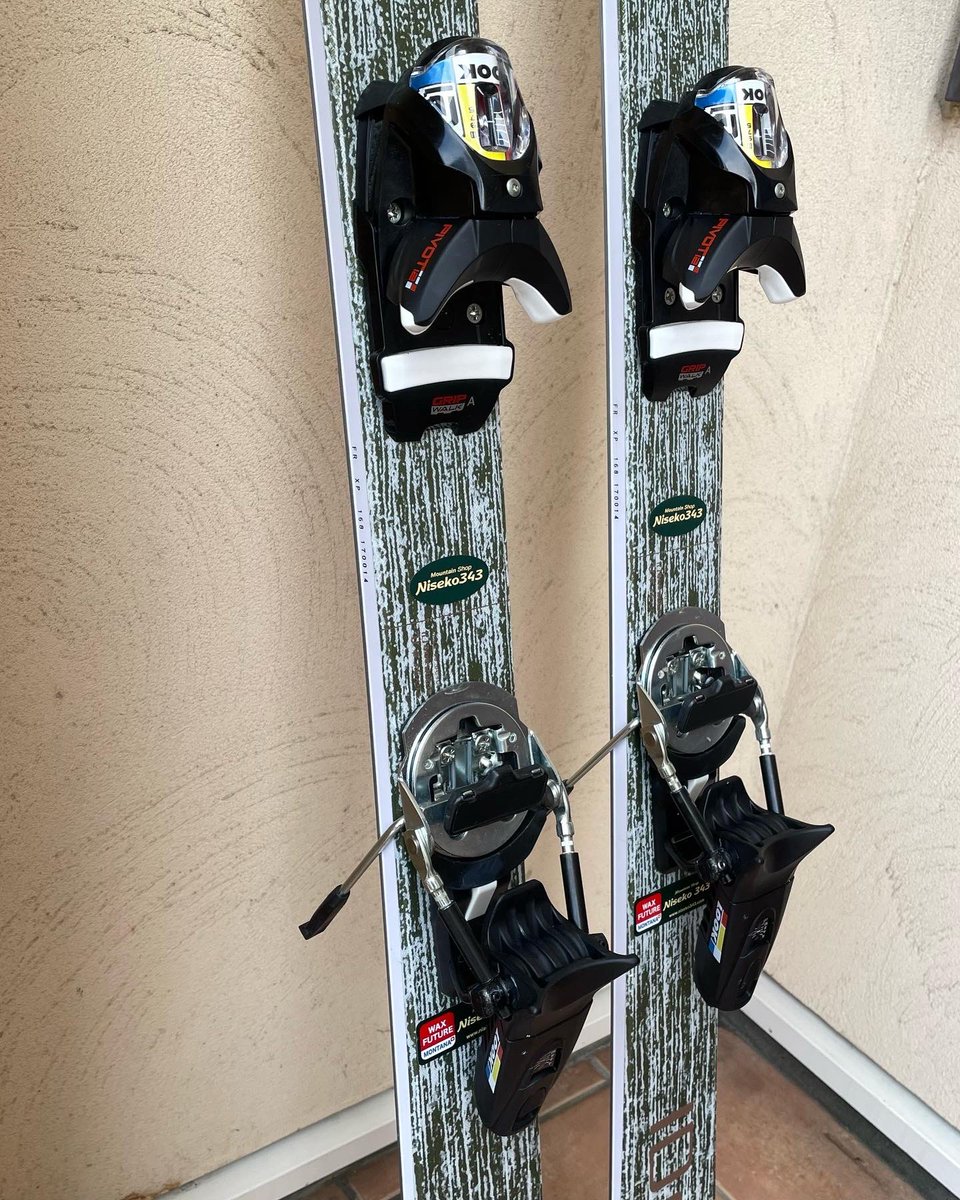 torakono's tweet photo. New weapon.
ID oneのFR-XP。
上から116-78-106mm。
リハビリ用に膝への負荷が少ない細身の板を選んでみたけど、センター90mm未満の板は20年以上縁がなかったのでチト緊張気味。
ドクターから「攻めちゃダメ」と言われているので、今シーズンは切らずにズラす感じかなぁ。
#niseko343 
#idone 
#frxp https://t.co/euA25Janfv