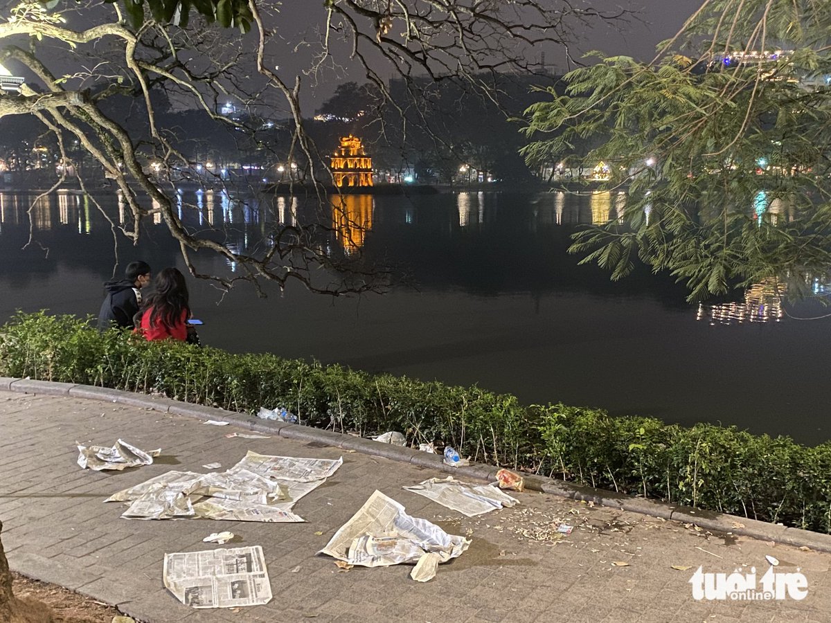 bao_tuoitre's tweet photo. Sau những màn bắn pháo hoa rực rỡ đêm giao thừa, 'đến hẹn lại lên' người ta lại thấy ngổn ngang rác và rác. Bao giờ mới hết cảnh xả rác như thế này? #phodibo #hoguom #hanoi #congvien #congvienbachdang #tphcm #vietnam #phaohoa #giaothua #rac #thugomrac https://t.co/8yd21wK02q