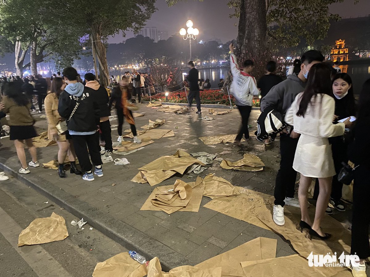 bao_tuoitre's tweet photo. Sau những màn bắn pháo hoa rực rỡ đêm giao thừa, 'đến hẹn lại lên' người ta lại thấy ngổn ngang rác và rác. Bao giờ mới hết cảnh xả rác như thế này? #phodibo #hoguom #hanoi #congvien #congvienbachdang #tphcm #vietnam #phaohoa #giaothua #rac #thugomrac https://t.co/8yd21wK02q