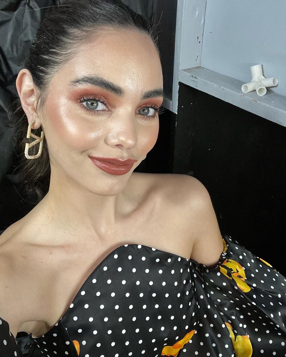 The final image VS the unedited raw selfie <a href="/Wilhelmina/">Wilhelmina Models</a>