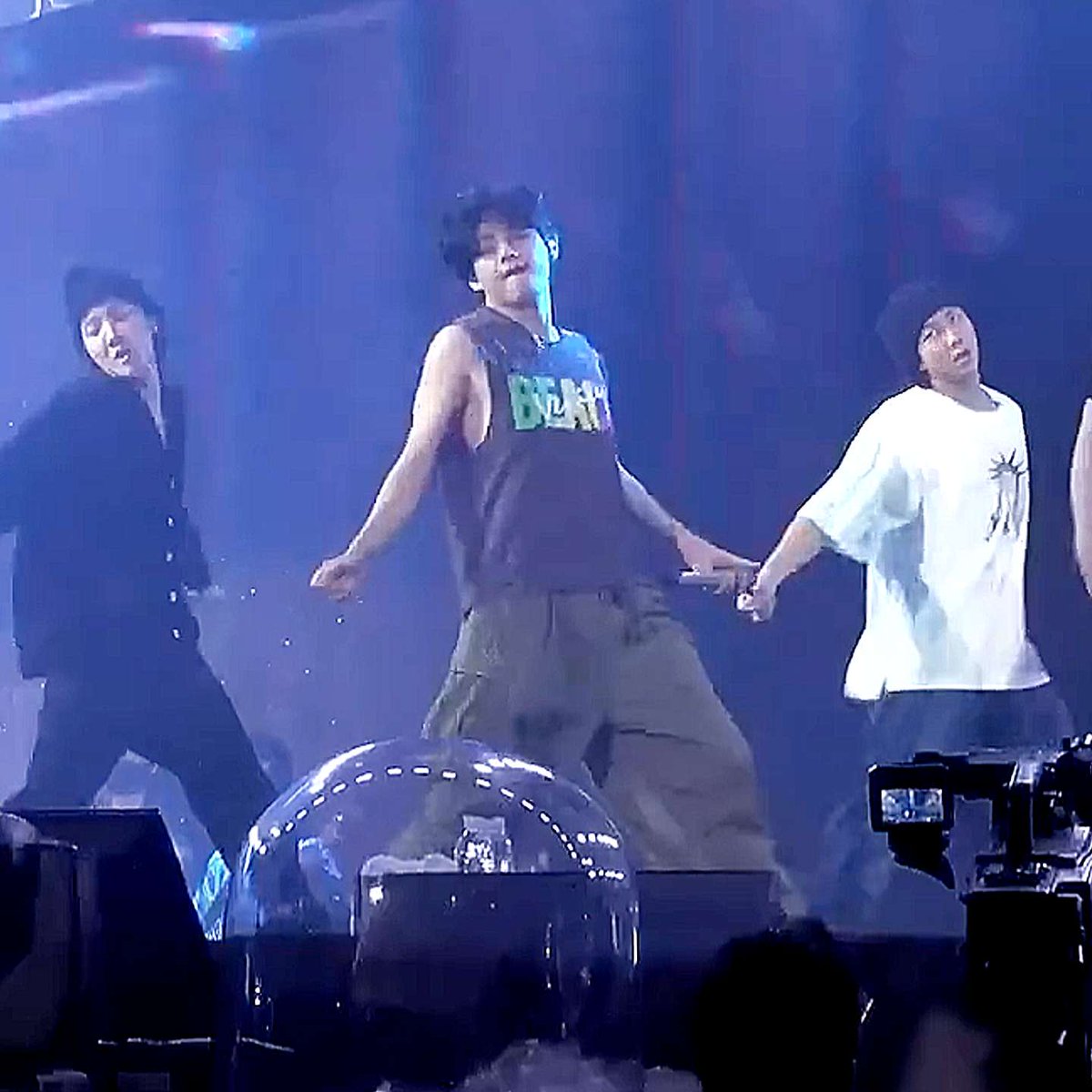 thestaer95's tweet image. SLEEVELESS TAEHYUNG?!?!?!! HIS ARMS