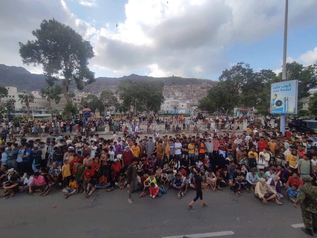 Alhadath_Ymn's tweet photo. #عدن | تنفيذ حكم الإعدام بحق قاتل ومغتصب الطفلة #مها_مدهش في ساحة الجندي المجهول بمديرية التواهي وسط حضور كبير بعد شهرين من الجريمة التي أثارت الرأي العام
#الحدث_اليمني https://t.co/s6Jlb8fV6G