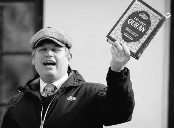 Stockholm Büyükelçiliğimiz önünde Kur'an-ı Kerim yakılmasına izi veren İsveç'in bu yaptığı şerefsizliktir.

Tüm İslam alemini hedef alan bu eyleme izin veren İsveç'in Allah belasını versin.

#KuranaSahipÇık