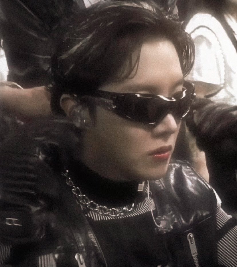 jhopesarchive's tweet photo. hoseok is so insanely cool https://t.co/95eccmAWFJ