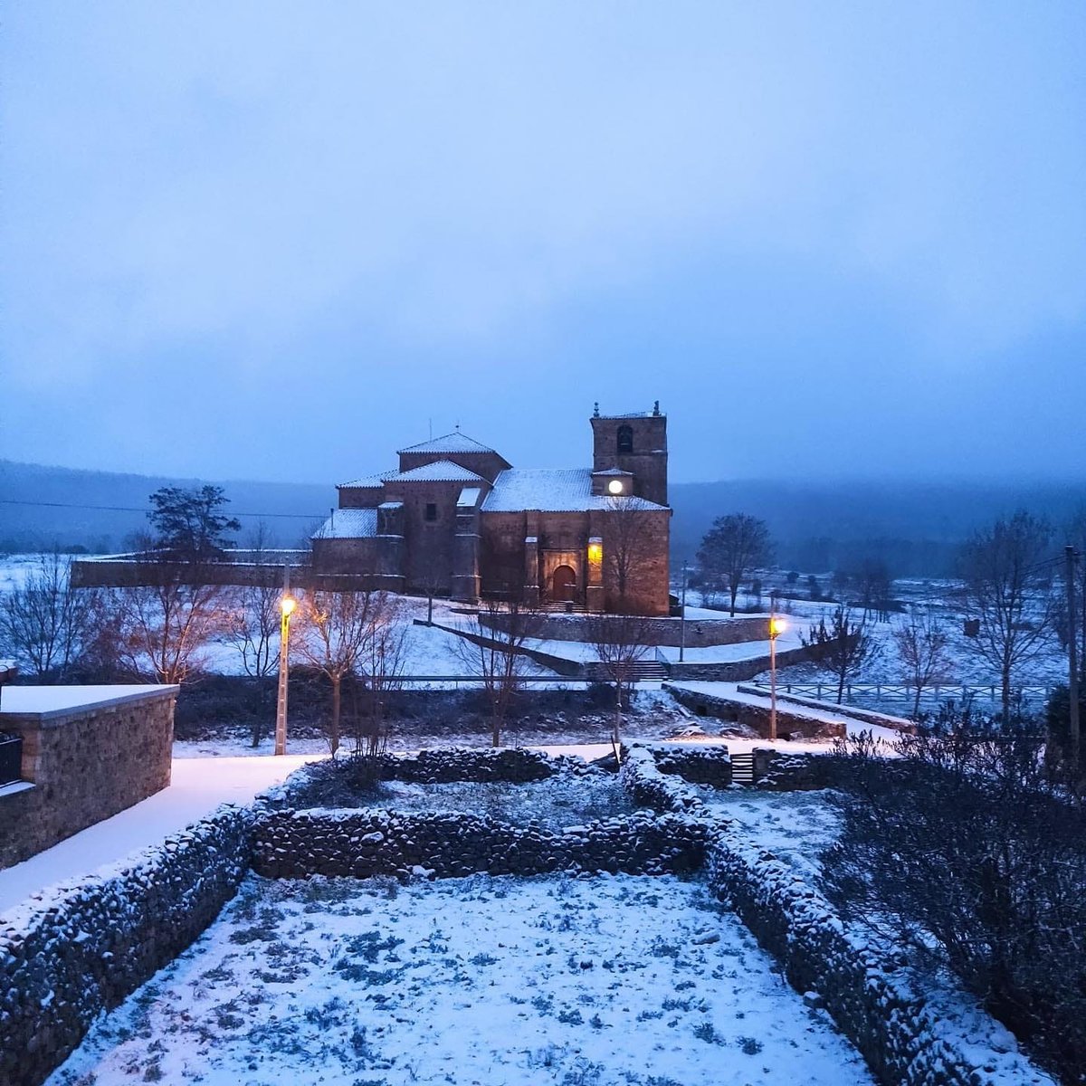 sorianitelaimag's tweet photo. 📍La localidad de #Narros también nevada estos días, ¡luce preciosa!
📸 @lacantinadelalmuerzo
💯 https://t.co/JuYNtrsLoD
#soria #sorianitelaimaginas #invierno #viajareninvierno #castillayleon #paisajesdeinvierno #ganasdeinvierno #winteriscoming #nieve #snow https://t.co/7tseehTEpC