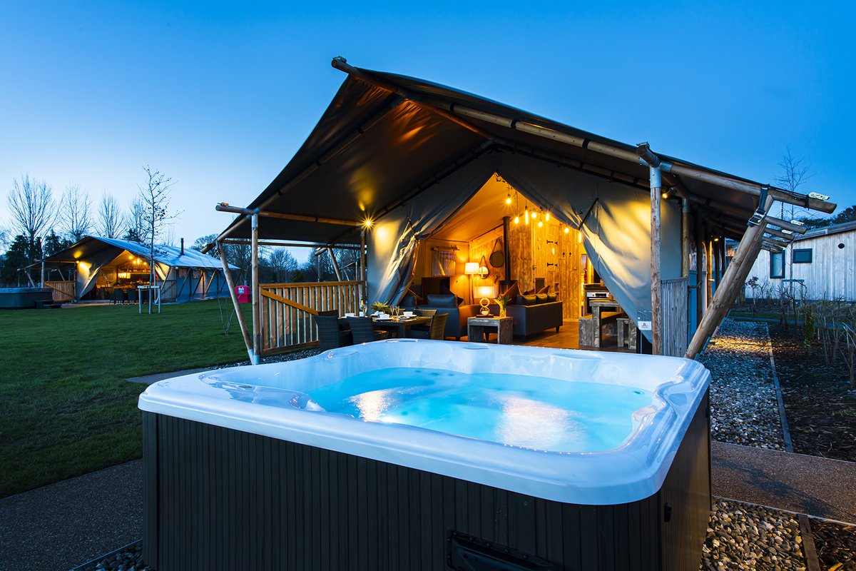 Our stylish 𝐒𝐚𝐟𝐚𝐫𝐢 𝐓𝐞𝐧𝐭𝐬, mix essential luxuries with a classic slice of outdoor holiday adventure. 🛏1 Double Bedroom, 1 Double Cabin & 1 Twin Bedroom 🥂Jacuzzi hot tub 🔥Underfloor Heating 💧Fitted kitchen, lounge & bathroom and much more! plasseyglamping.co.uk