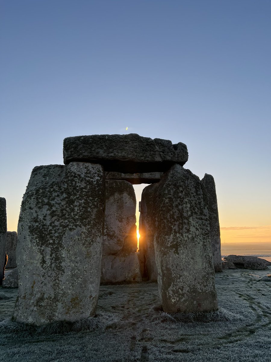 Sunrise at Stonehenge today (22nd January) was at 7.58am, sunset is at 4.39pm ❄️❄️❄️🌅