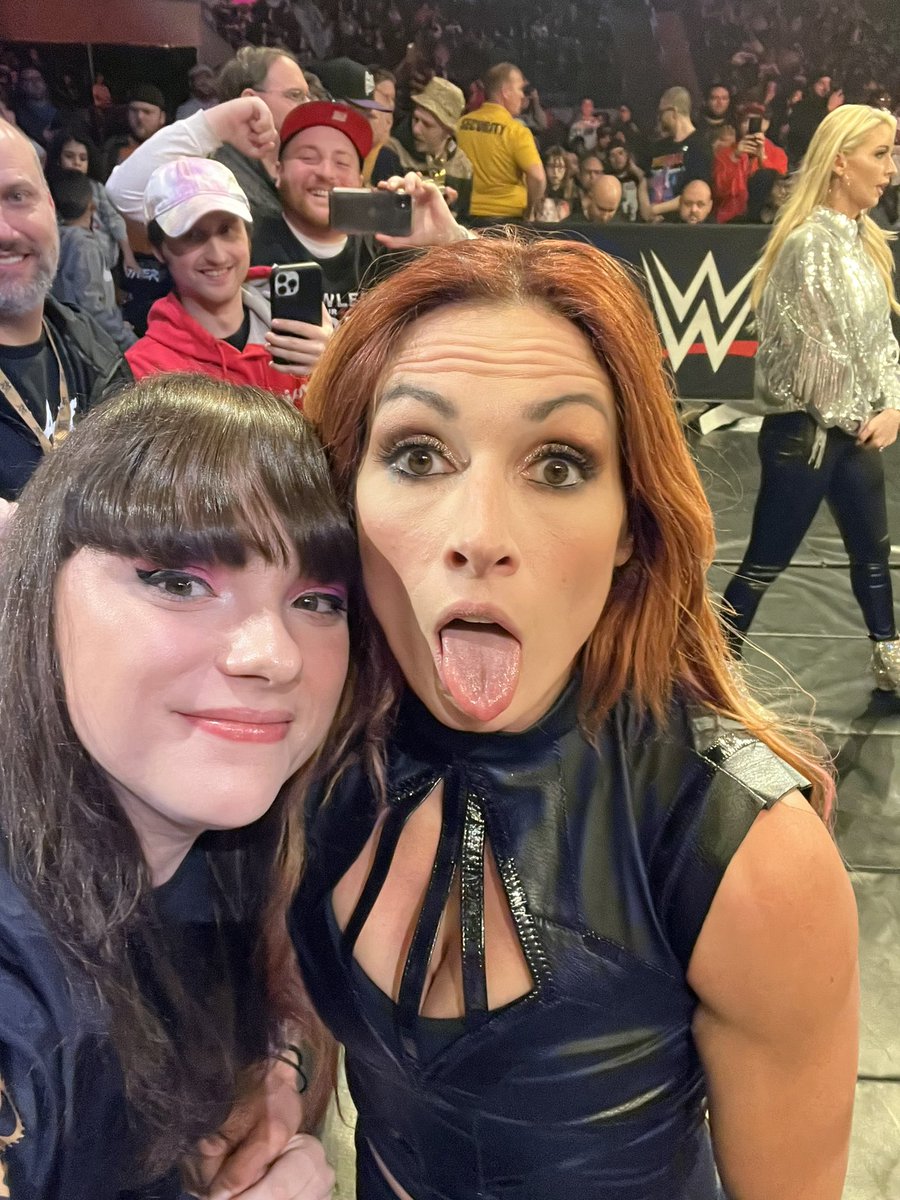 ‘fire jacket!’ I LOVE YOU. thank you so much for the pics! @BeckyLynchWWE ❤️ #WWEErie