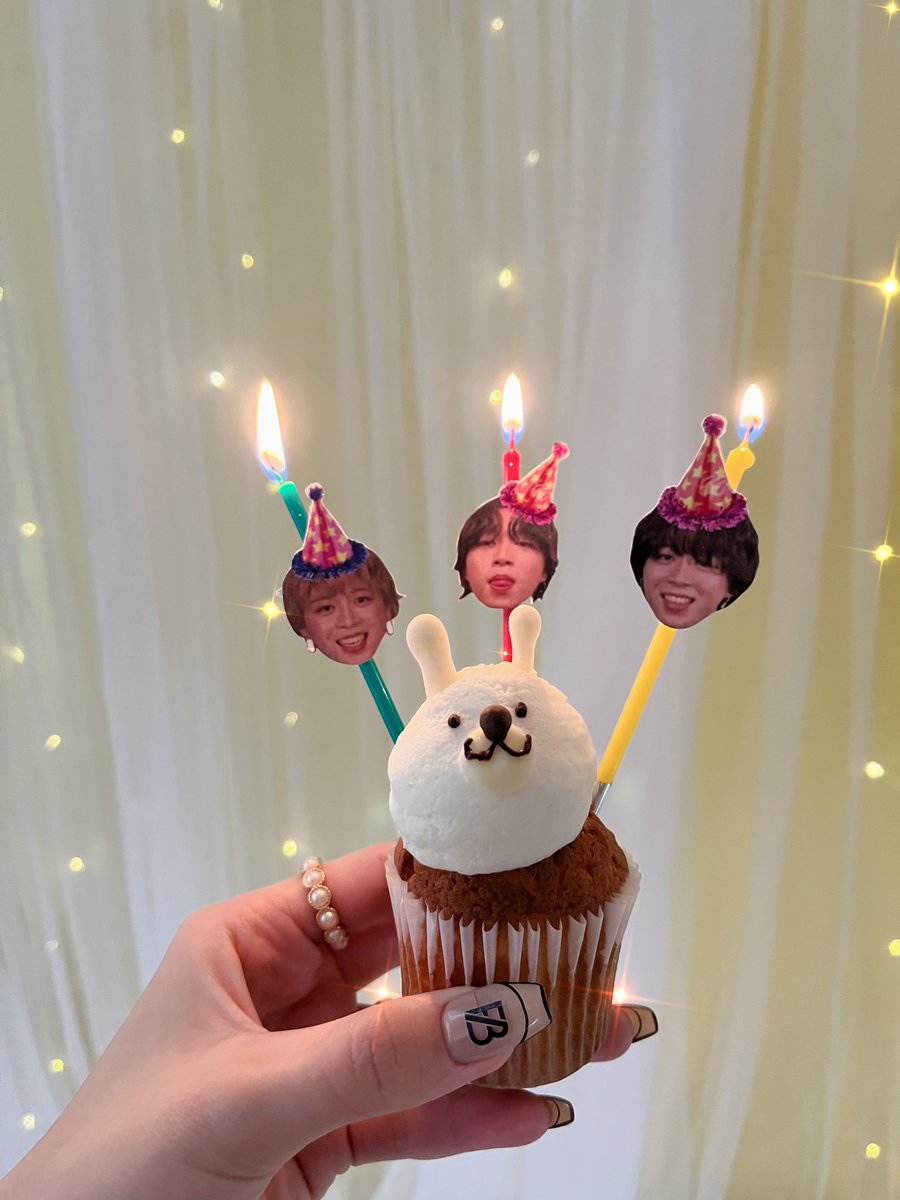 so18_besty's tweet photo. コアの前に大好きな2人と大好きな島雄の誕生日お祝いしたよ🥂
稲荷で祝ってんのうちらだけだよな？
稲荷ケーキ🌹〜ガリと島雄を添えて〜
#HAPPYSOTADAY_2023 https://t.co/dKlTiH1P60