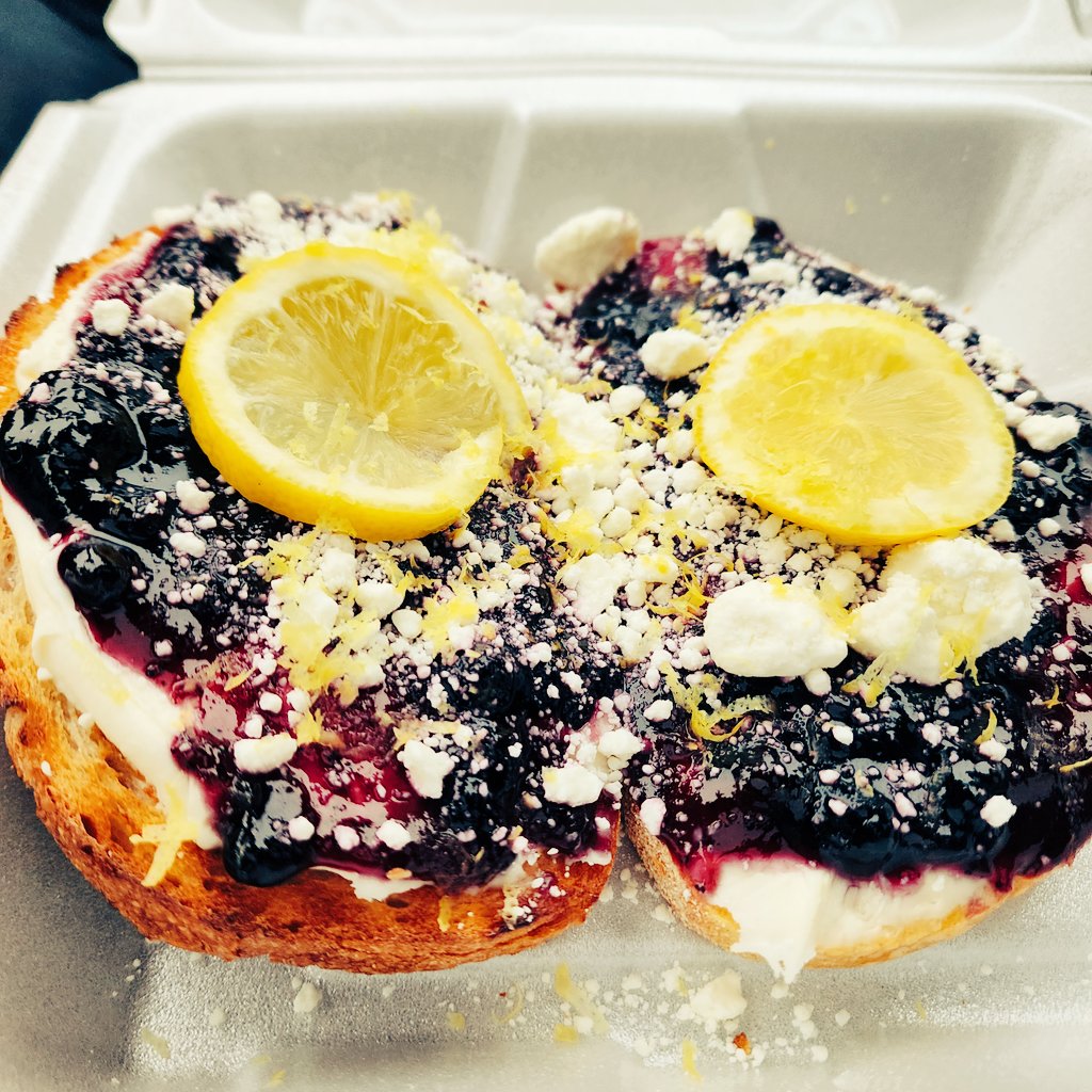 CcPeety's tweet photo. Have you ever had toast so good you can't stop thinking about it? Imma have to go get some tomorrow. #fluffyproblems https://t.co/hgDUe3asfk