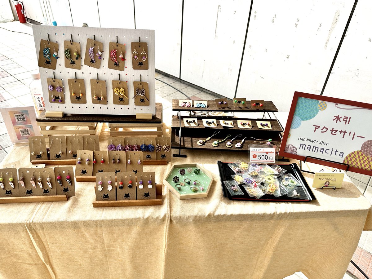 yuitama_marche's tweet photo. 結玉ミニマルシェ開催中です！

物販ブース④
水引を使用したアクセサリーを販売されている「mamacita」さんです！

@mamacitaha 

#結玉ミニマルシェ 
#旬の駅トドロキタウン店 https://t.co/XGdTZs6W1N