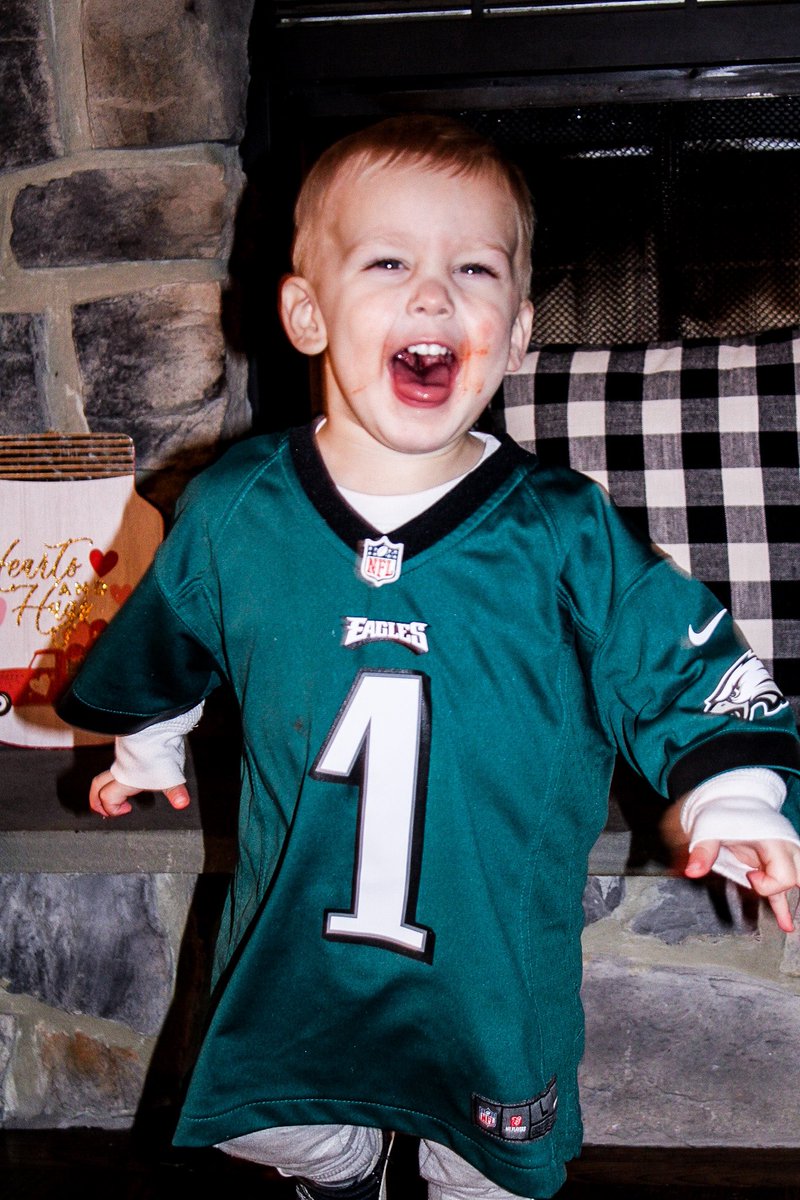 elveejay_'s tweet photo. Flying into the NFC championship game with a side of @corpbakery tomato pie sauce - It’s a Philly thing 🦅 @Eagles @6abc #GoBirds https://t.co/wPbKTGkVHU